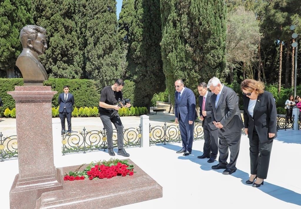 ADU kollektivi ulu öndər Heydər Əliyevin məzarını ziyarət edib - FOTO (VİDEO)